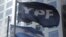 Detalle de las banderas de Argentina y de la petrolera YPF frente al edificio donde funcionan las oficinas centrales de la empresa en Buenos Aires. 