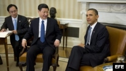 El presidente de los Estados Unidos, Barack Obama, (d), y el vicepresidente chino Xi Jinping durante el encuentro que han mantenido en el despacho Oval de la Casa Blanca, en Washington, Estados Unidos