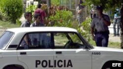 Policías bloquean las calles de acceso al Tribunal Municipal de 10 de Octubre, durante los juicios contra 76 disidentes políticos. Foto: Archivo.