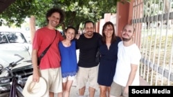 De izquierda a derecha, Boris González Arenas, Omara Ruiz Urquiola, Oscar Casanella, Iliana Hernández y Adonis Milán en otra foto tomada de Facebook.