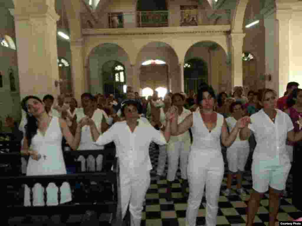 Durante la misa en la Iglesia de Colón, Matanzas