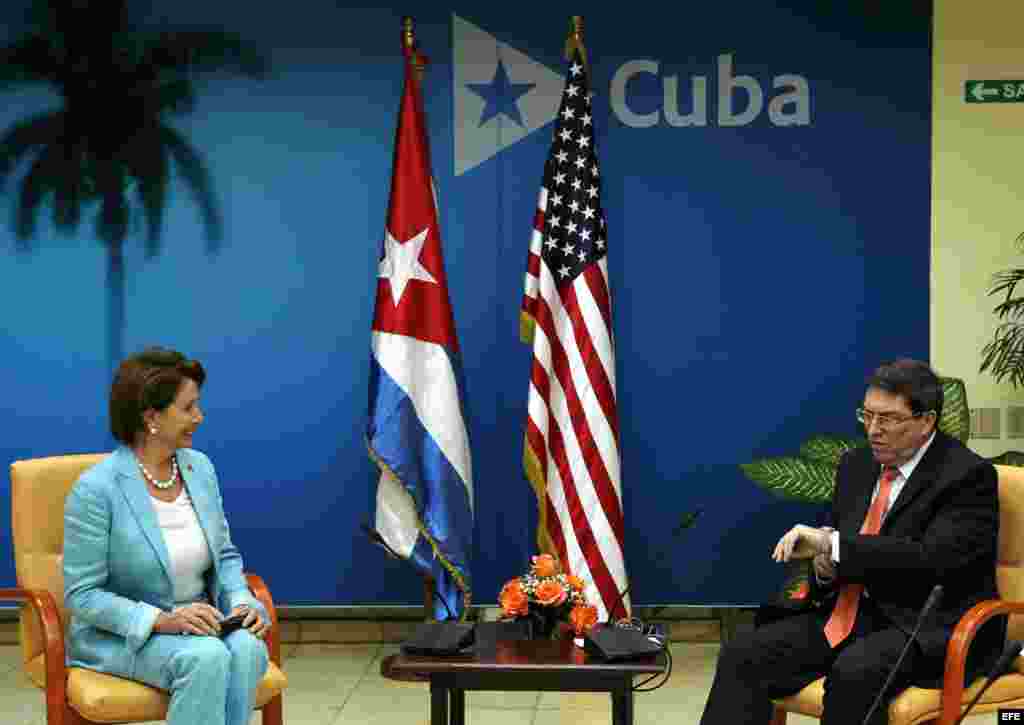 El canciller cubano, Bruno Rodríguez (d), se reúne con la líder de la minoría demócrata en la Cámara de Representantes de Estados Unidos, Nancy Pelosi (i), quien encabeza una delegación de congresistas de visita oficial.
