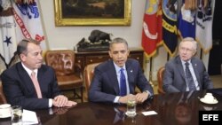Fotografía de archivo. El presidente estadounidense Barack Obama (c) conversa con el presidente de la Cámara de Representantes, John Boehner (i), y el líder republicano del Senado, Harry Reid (d), durante una reunión en la Casa Blanca, Washington, Estados Unidos, el 16 de noviembre de 2012