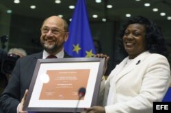 El presidente del Parlamento Europeo, Martin Schulz y la líder de Damas de Blanco, Berta Soler, en la ceremonia de la entrega del Premio Sajárov.