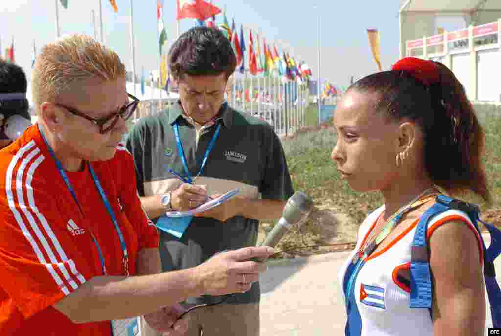 La atleta cubana Mariela Gonz&aacute;lez,de marat&oacute;n,con las prendas de ropa de la marca Adidas en los juegos ol&iacute;mpicos de Atenas 2004.