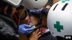 Un manifestante herido es atendido por personal de emergencia, durante los bloqueos en rechazo a las elecciones de la Constituyente.