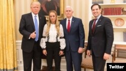 El presidente Donald Trump junto a Lilian Tintori, esposa de Leopoldo López, Marco Rubio y el vicepresidente Pence.