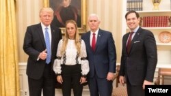 El presidente Donald Trump junto a Lilian Tintori, esposa de Leopoldo López, el vicepresidente Mike Pence y el senador Marco Rubio.