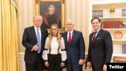 El presidente Donald Trump junto a Lilian Tintori, esposa de Leopoldo López, Marco Rubio y el vicepresidente Pence.