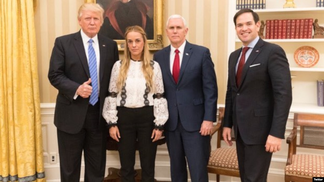 El presidente Donald Trump junto a Lilian Tintori, esposa de Leopoldo López, Marco Rubio y el vicepresidente Pence.