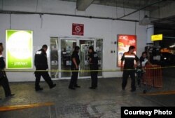 La policía acordona el sitio de la joyería Premier, en Cancún, robada por cinco cubanos (SIPSE).