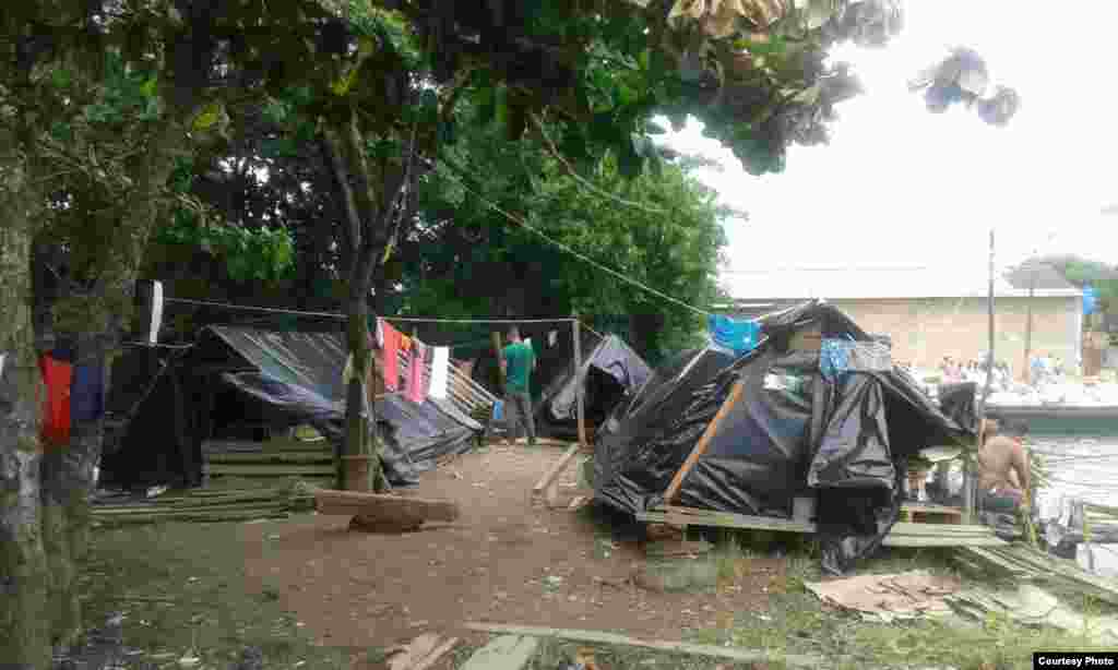 Casitas construidas por los cubanos en Turbo