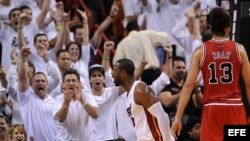 Dwyane Wade (i) de los Heat celebra tras una anotación ante los Bulls durante un partido de semifinales de la Conferencia Este de la NBA.