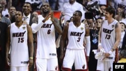 De izquierda a derecha, los jugadores de Heat Mario Chalerms, LeBron James, Dwyane Wade y Mike Miller celebran hoy, jueves 21 de junio de 2012, al final del quinto partido ante Thunder por la final de la NBA en el American Airlines Arena de Miami, Florida