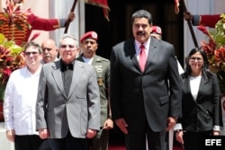 Nicolás Maduro, acompañado de la canciller Delcy Rodríguez, durante al recibimiento a Raúl Castro.