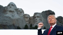 El presidente Donald Trump saluda a la multitud al pie del monumento de Monte Rushmore, en Dakota del Sur (Foto: Saul Loeb/AFP).