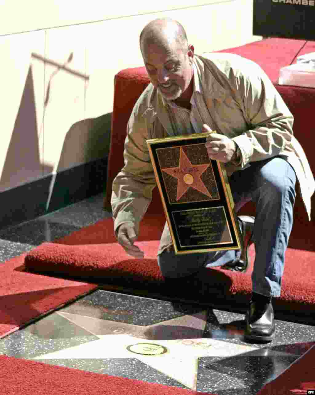 Billy Joel ante su estrella en el Paseo de la Fama en Los Angeles Monday (2004).