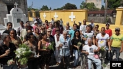 Un grupo de opositores del Movimiento Cristiano Liberación (MCL) participa en una peregrinación en homenaje a los activistas fallecidos Oswaldo Payá y Harold Cepero en el Cementerio Colón.