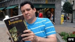 El cubano Amir Valle con su novela "Jineteras", ganó el premio "Rodolfo Walsh" en la Semana Negra.