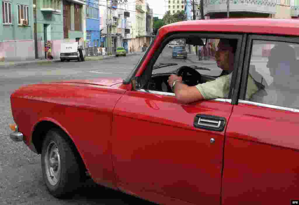 Un automóvil de fabricación rusa circula por La Habana (Cuba). 