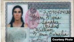 Carnet de Identidad de Yoani Sánchez, con los datos manuscritos. En un formato anterior tipo pasaporte a los ex presos políticos les ponían el cuño "CR", contrarrevolucionarios.