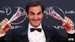Roger Federer posa con los premios "Deportista masculino del Año" y "Mejor Reaparición Internacional del Año" hoy, martes 27 de febrero de 2018, en la entrega de los Premios Laureus, en Mónaco (Mónaco).