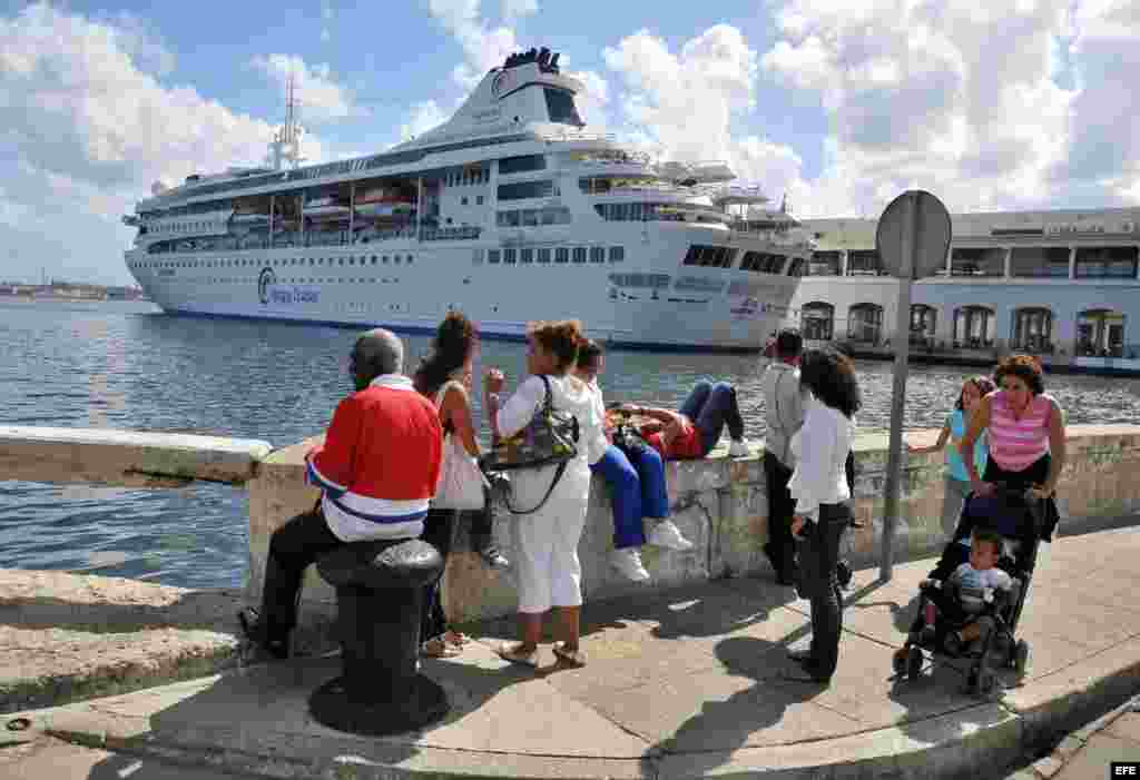 Cubanos le toman fotos al buque Gemini, de la compañía española Happy Cruises. EFE