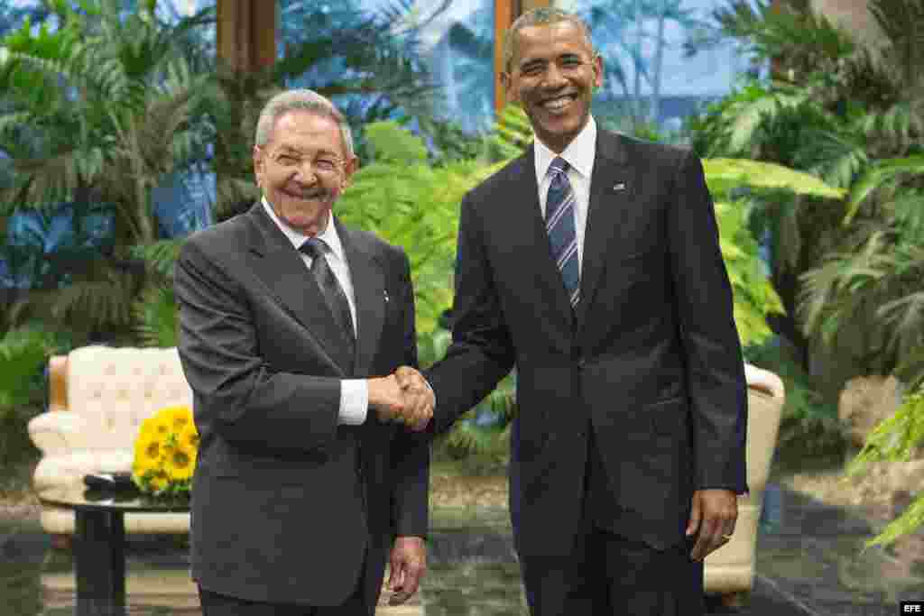 Barack Obama saluda a su homólogo Raúl Castro durante su encuentro en el Palacio de la Revolución en La Habana.