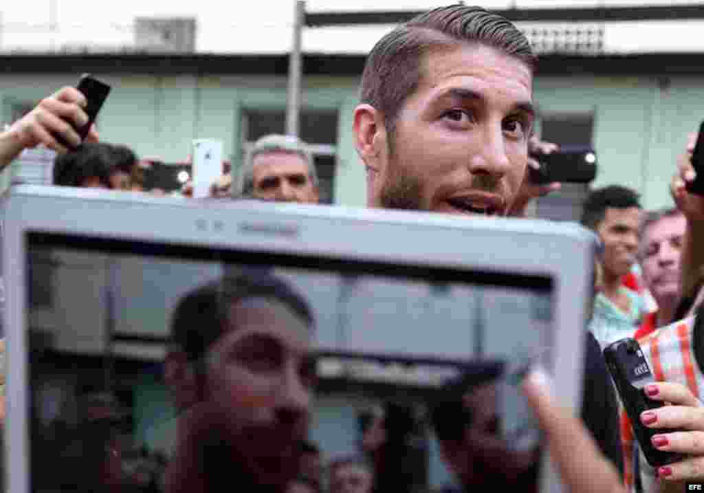 Los aficionados cubanos quieren estar cerca del futbolista Sergio Ramos y hasta tomarle una foto.