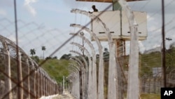 Un guardia custodia una prisión en Cuba.
