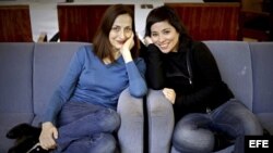 La cineasta Claudia Pinto (d), directora de La distancia más larga" posa junto a la actriz protagonista de su ópera prima. 