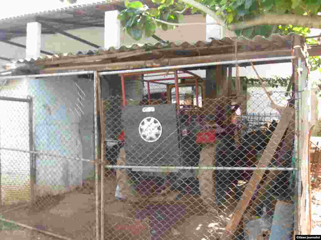 Lázaro Yuri Valle recorre La Lisa en La Habana 