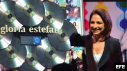  La reconocida cantante cubana Gloria Estefan saluda a los asistentes durante una sesión de la Conferencia Latin Billboard en Miami, Florida (EEUU) 