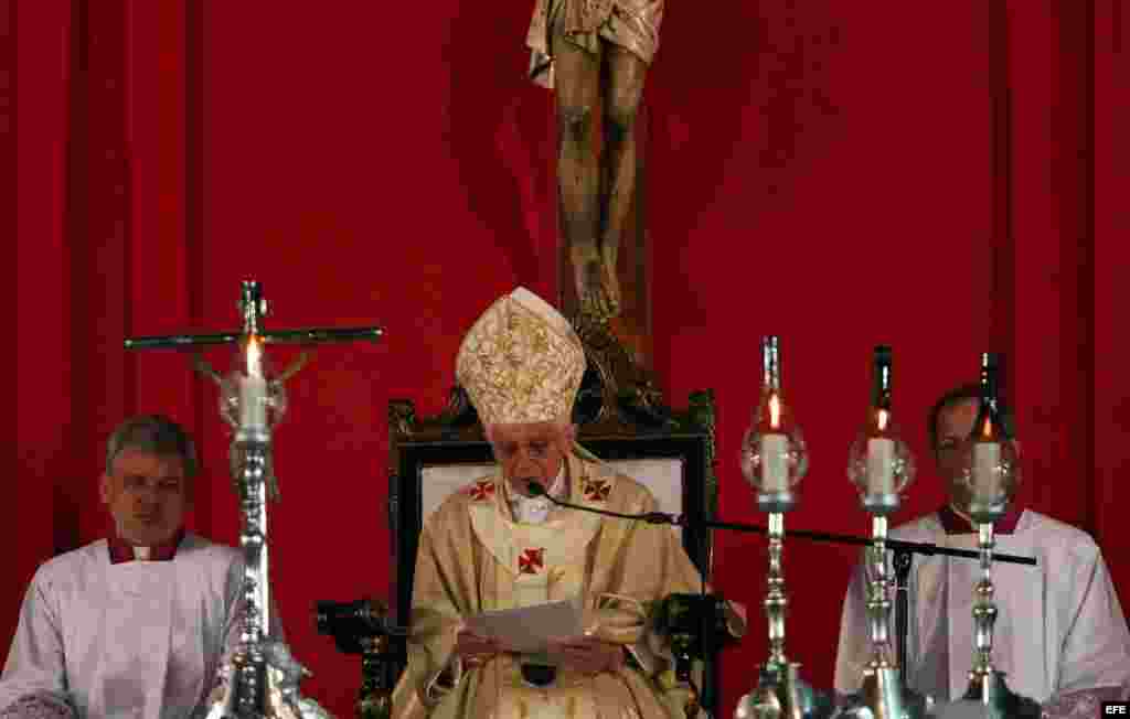 Benedicto XVI ofrece una misa en la Plaza de la Revoluci&oacute;n Antonio Maceo el lunes 26 de marzo de 2012.