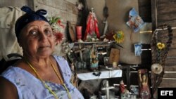 Carmen, una campesina espiritista, posa junto a su altar el pasado 5 de agosto de 2011 en la zona rural de la ciudad de Baracoa.