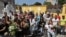 Un grupo de opositores del Movimiento Cristiano Liberación (MCL) participa en una peregrinación en homenaje a los activistas fallecidos Oswaldo Payá y Harold Cepero en el Cementerio Colón.