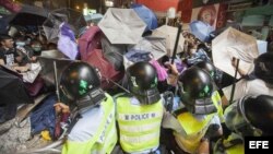 Policias y manifestantes se enfrentan en Hong Kong 