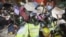 Policias y manifestantes se enfrentan en Hong Kong. 