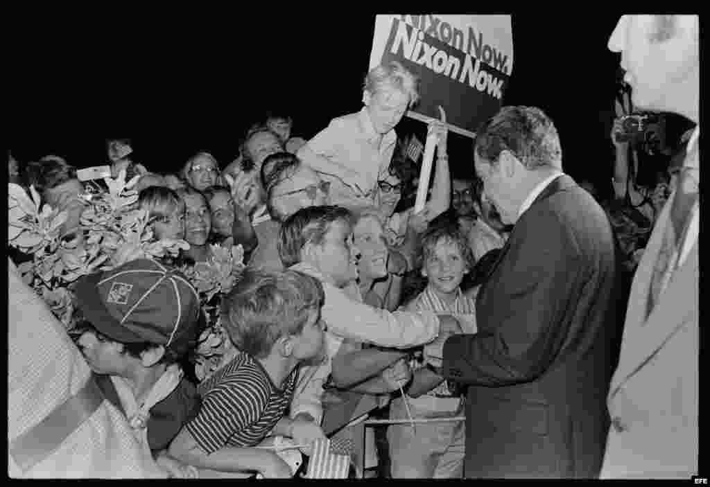 El entonces presidente estadounidense Richard Nixonsaluda a los niños congregados para verle a su llegada a Cayo Vizcaíno, Florida