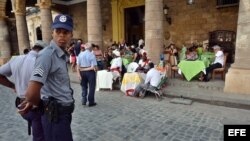 Dos policías custodian la Plaza de la Catedral, en La Habana.