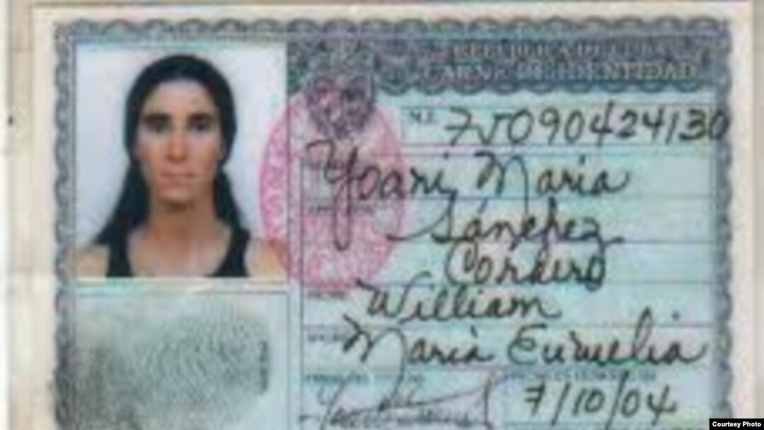 Carnet de Identidad de Yoani Sánchez, con los datos manuscritos. En un formato anterior tipo pasaporte a los ex presos políticos les ponían el cuño "CR", contrarrevolucionarios.