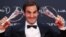 Roger Federer posa con los premios "Deportista masculino del Año" y "Mejor Reaparición Internacional del Año" hoy, martes 27 de febrero de 2018, en la entrega de los Premios Laureus, en Mónaco (Mónaco).