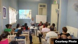 La iglesia está contribuyendo a la formación de pequeños empresarios en Cuba. En la foto un curso dictado en la diócesis de Bayamo-Manzanillo.