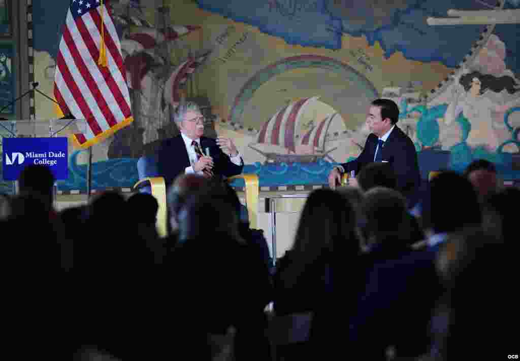 John Bolton, asesor de Seguridad Nacional de Estados Unidos, durante una entrevista con ambrosio Hernández, de Univisión 23, luego de su discurso en la Torre de la Libertad, Miami. (Foto: Roberto Koltun)