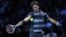 El tenista suizo Roger Federer devuelve una bola al francés Richard Gasquet, en su segundo partido de la fase de grupos de la Copa de Maestros, que se disputa en el pabellón O2 Arena de Londres, Reino Unido.