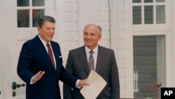 La cumbre de Ronald Reagan con Mijaíl Gorbachev en Washington, DC, el 12 de octubre de 1986. (AP Photo/Ron Edmonds).