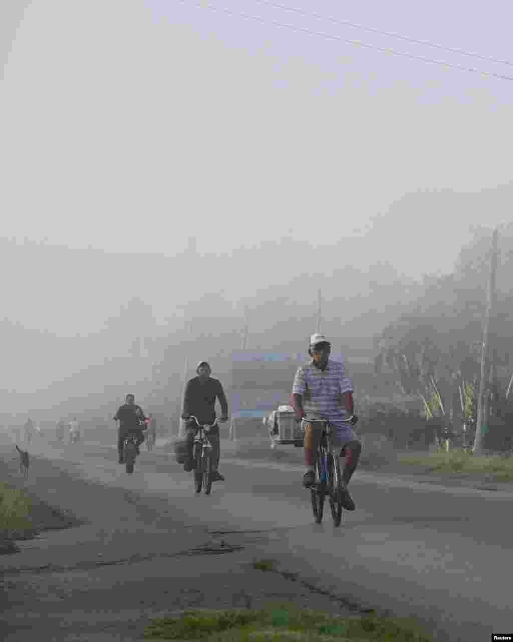 Personas circulan en bicicleta por la carretera que conduce a la Ciénaga de Zapata, en Jagüey Grande, Matanzas, Cuba, el 7 de abril de 2026. REUTERS/Norlys Perez