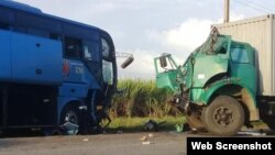 El choque entre un ómnibus Yutong y un camión de Azumat en el kilómetro 423 de la Carretera Central, en las cercanías de Jatibonico.