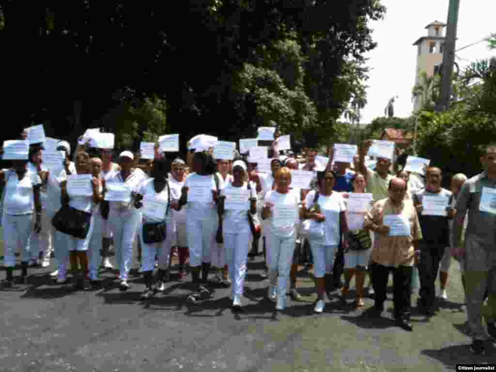 Reporta Cuba Damas Minutos antes del arresto hoy en 3ra Avenida Habana Foto Angel Moya