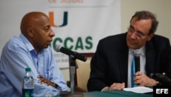 El disidente cubano Guillermo Fariñas (i) responde preguntas al periodista cubano Carlos Alberto Montaner (d)durante una charla con estudiantes en la Universidad de Miami (EE.UU.)
